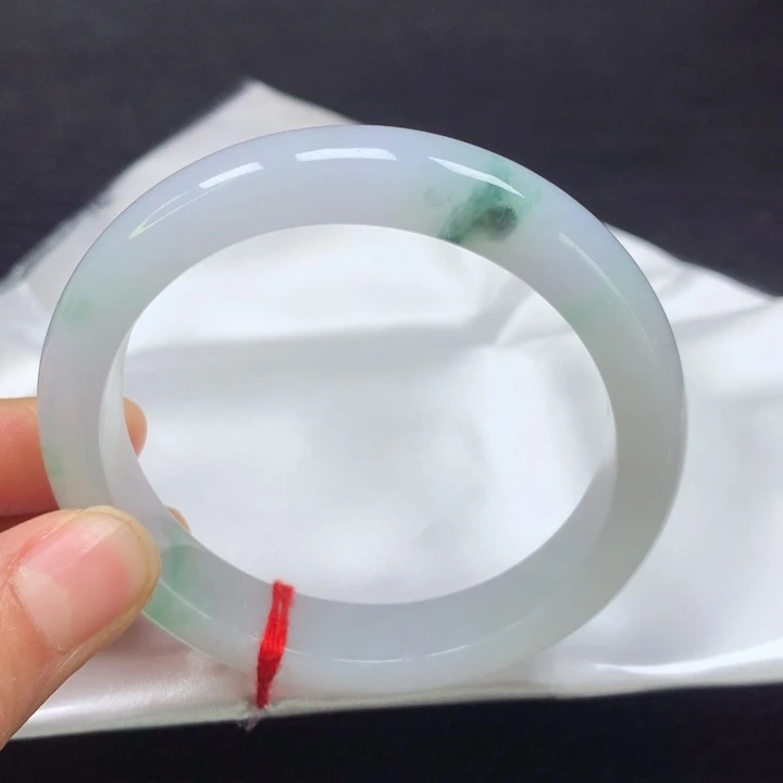 翡翠手镯未镶嵌55圈