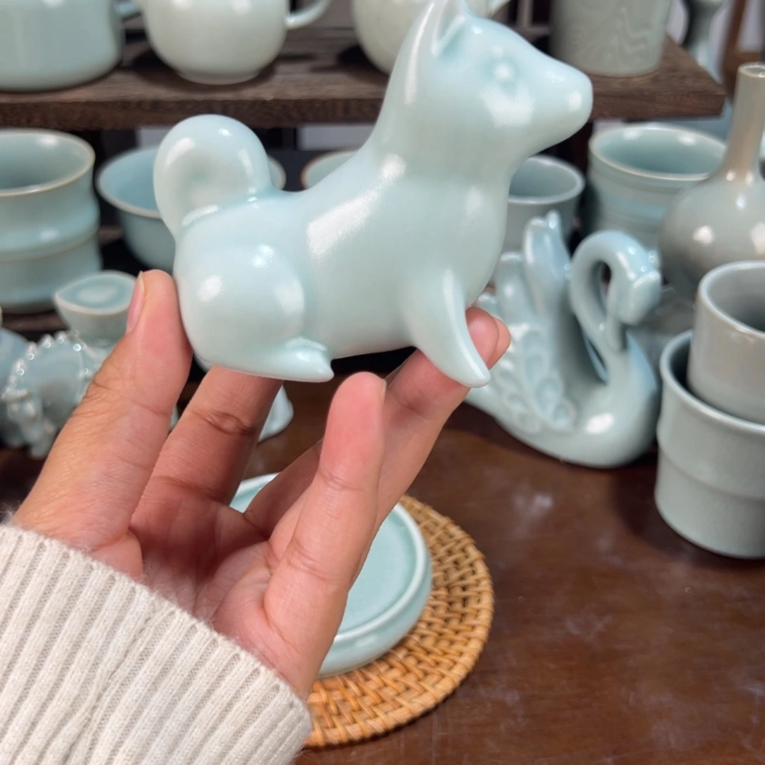精品玉青狗狗。