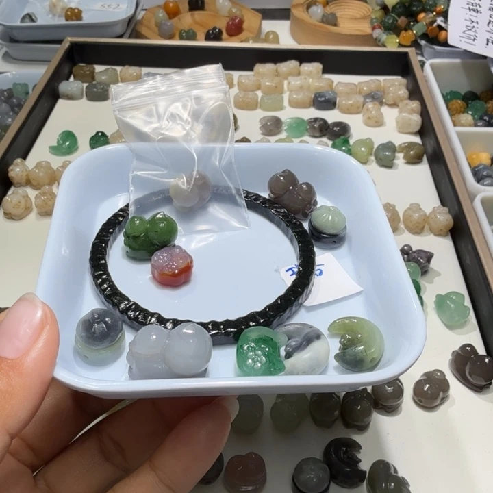 璐***璐和田玉未镶嵌珠宝奇石