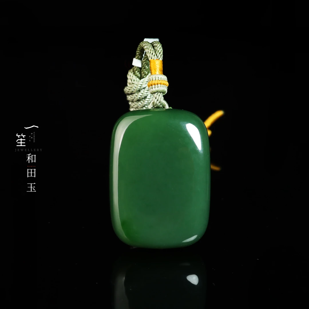 【一笙珠宝】典藏级和田玉老料辣菠菜绿无事牌吊坠 YS21976