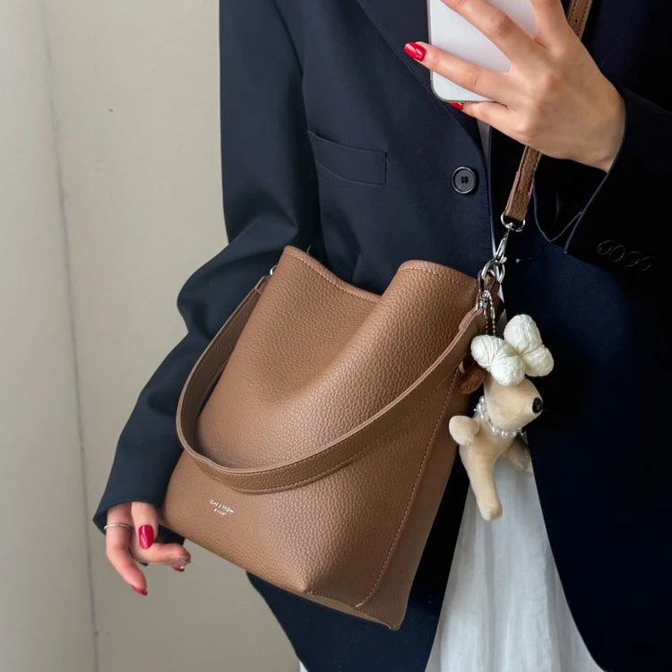 2025防刮水桶包斜挎包简约女包复古简约小包包小众（0027）不带挂件