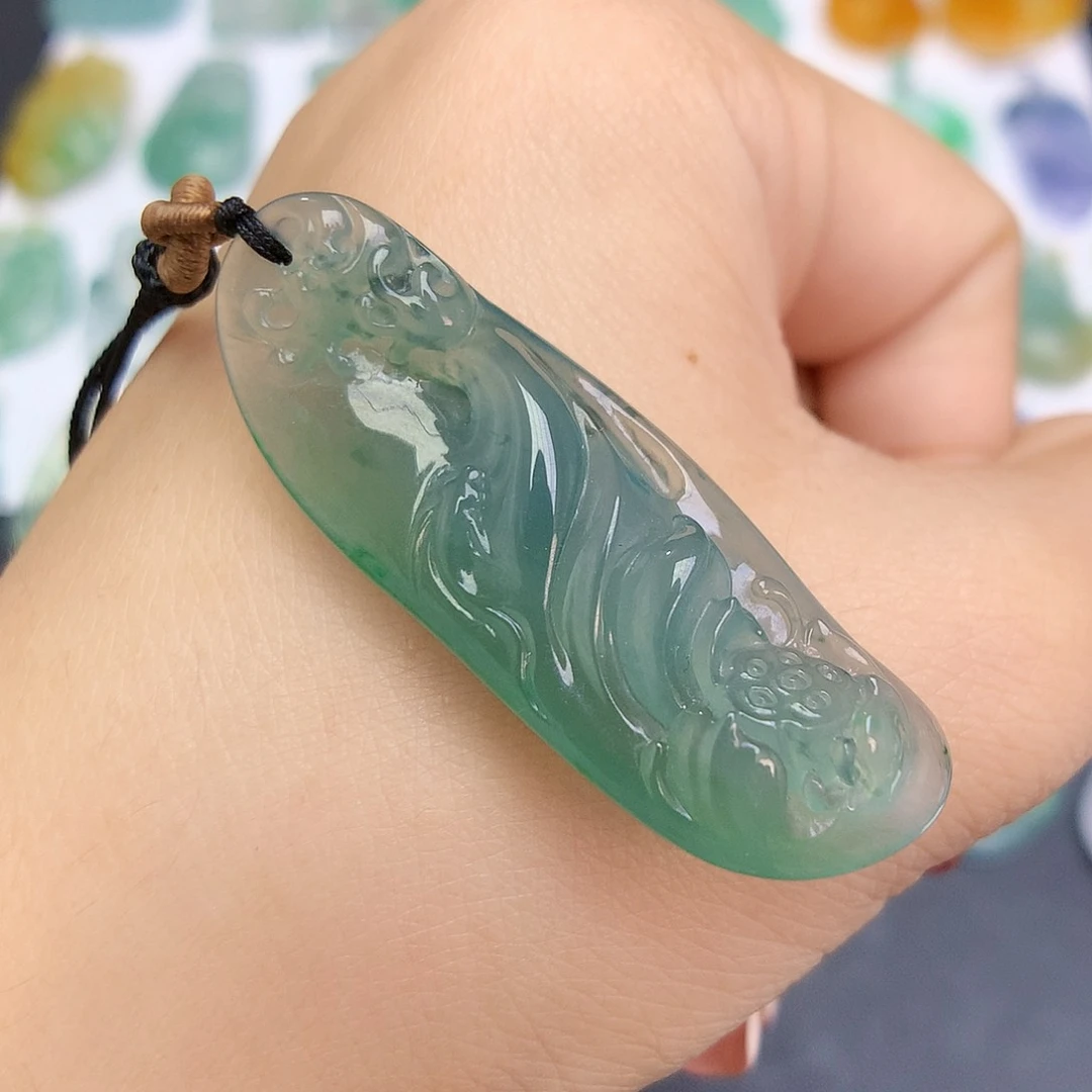 翡翠未镶嵌颈饰荷叶鱼