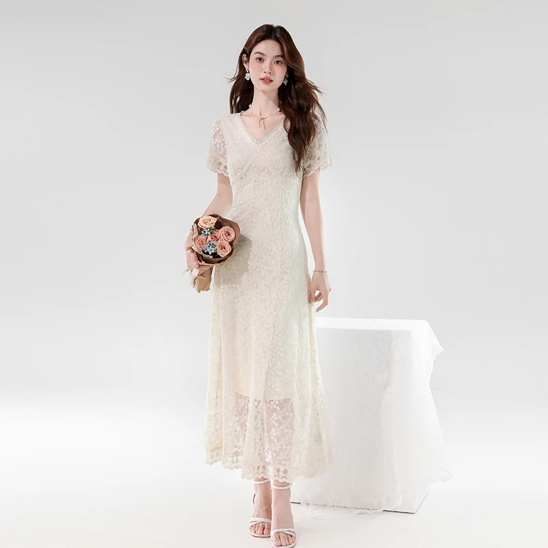 法式V领温柔优雅蕾丝连衣裙2025夏季新款气质显瘦绣花收腰连衣裙