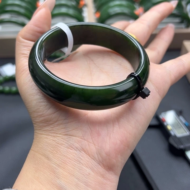 一***F和田玉（碧玉）未镶嵌手镯