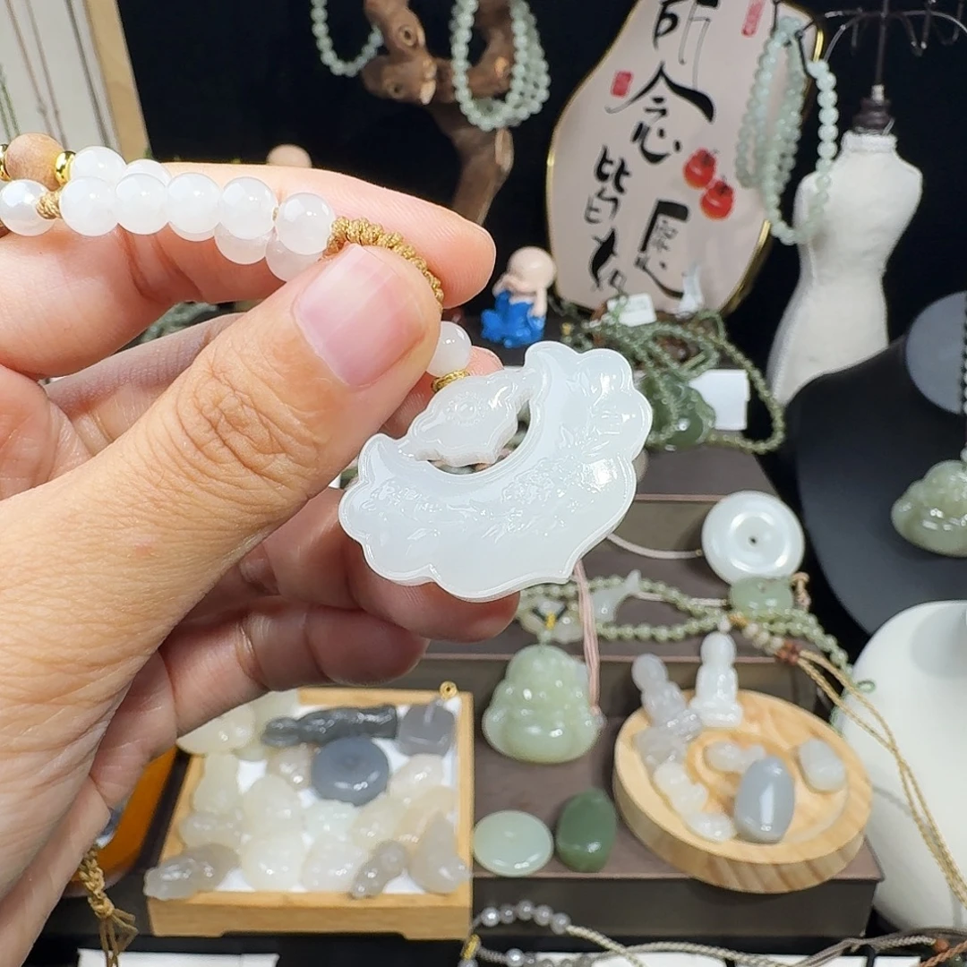 想***嘟和田玉未镶嵌颈饰