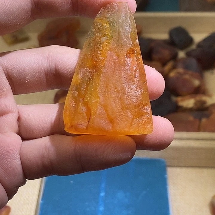 裸石琥珀未镶嵌金绞蜜