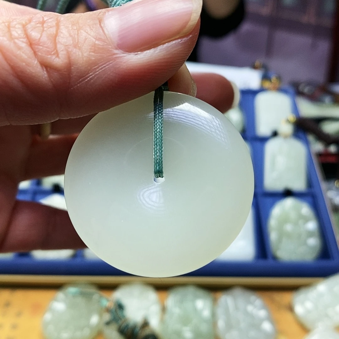 和田玉颈饰未镶嵌东**败