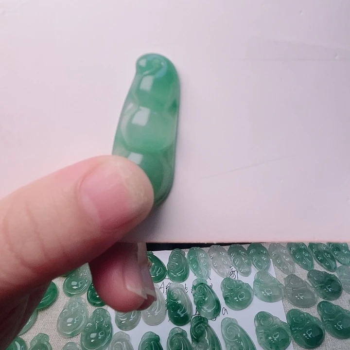 石英质玉未镶嵌颈饰福豆