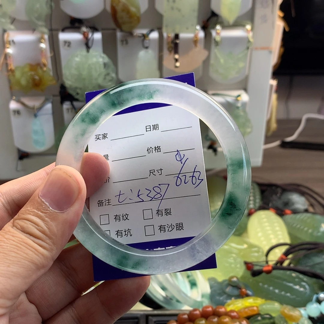 【闪购商品】石英质玉手镯未镶嵌小**?