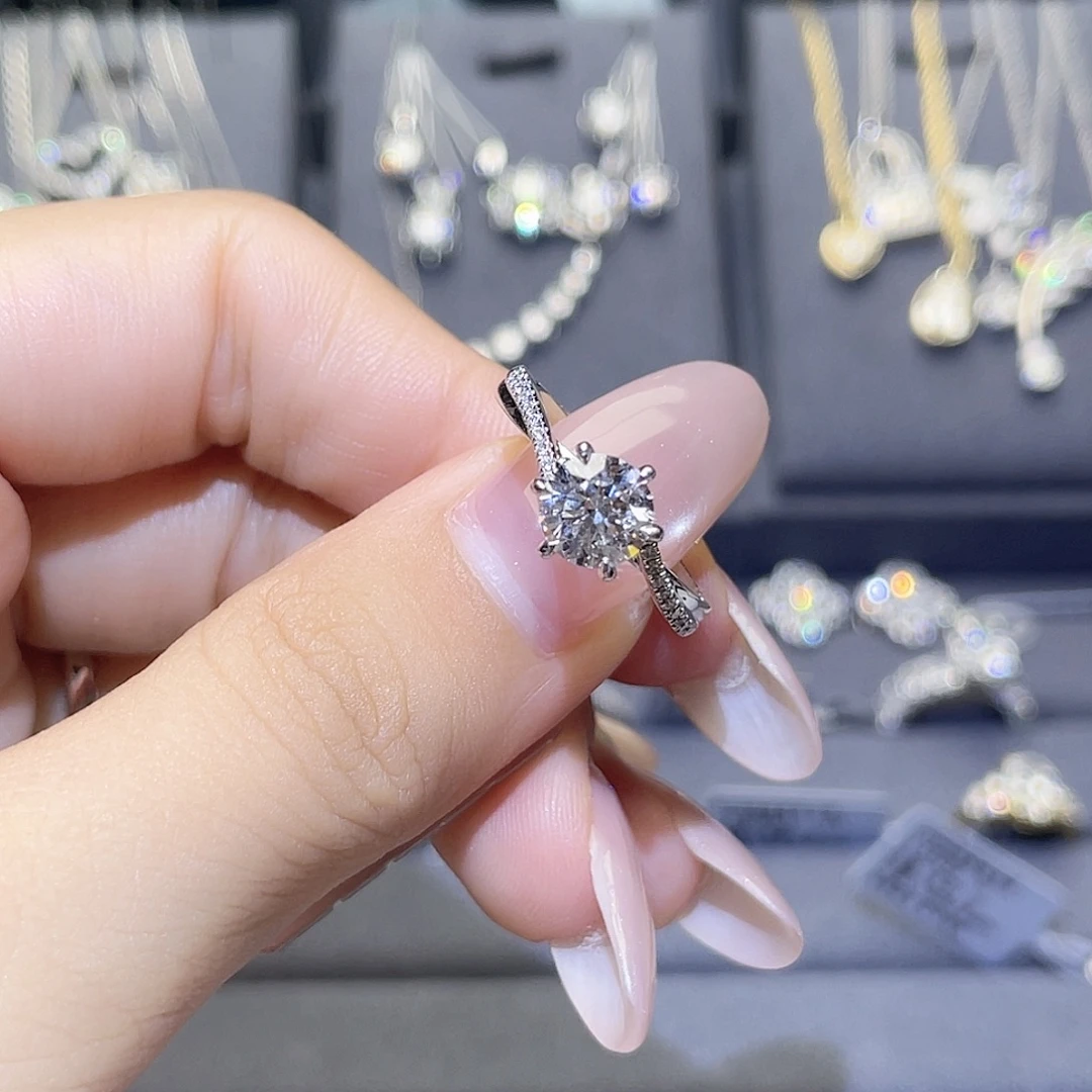 实验室培育钻石铂Pt950镶嵌扭臂六爪 1克拉  D VVS1