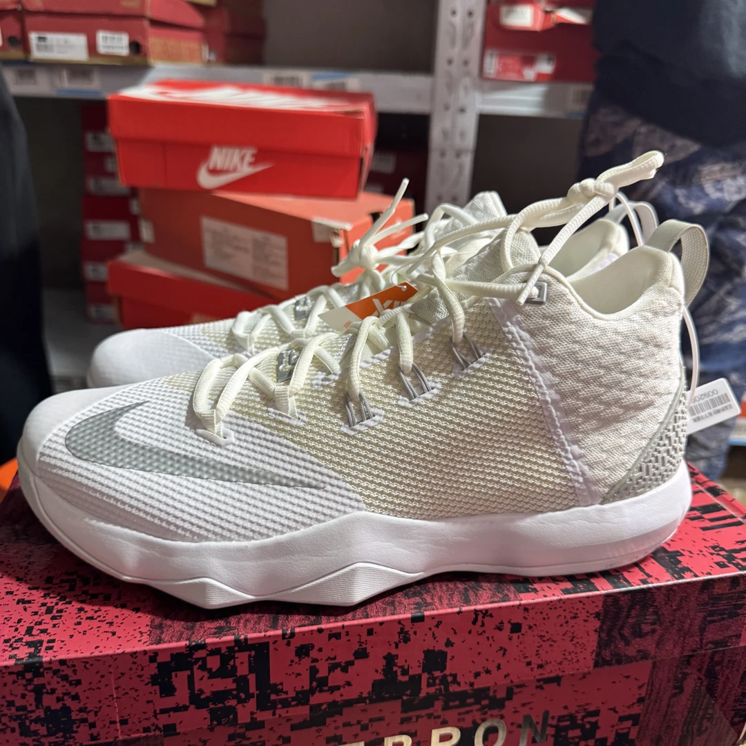 062号 nike白色纯白跑鞋 852413-100 46码