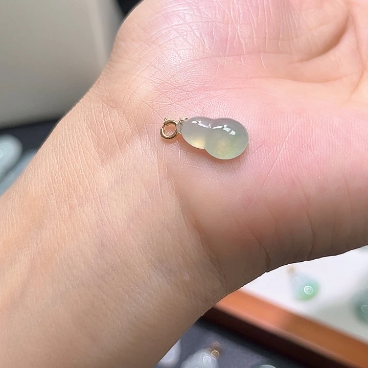 颈饰18K金镶嵌翡翠葫芦