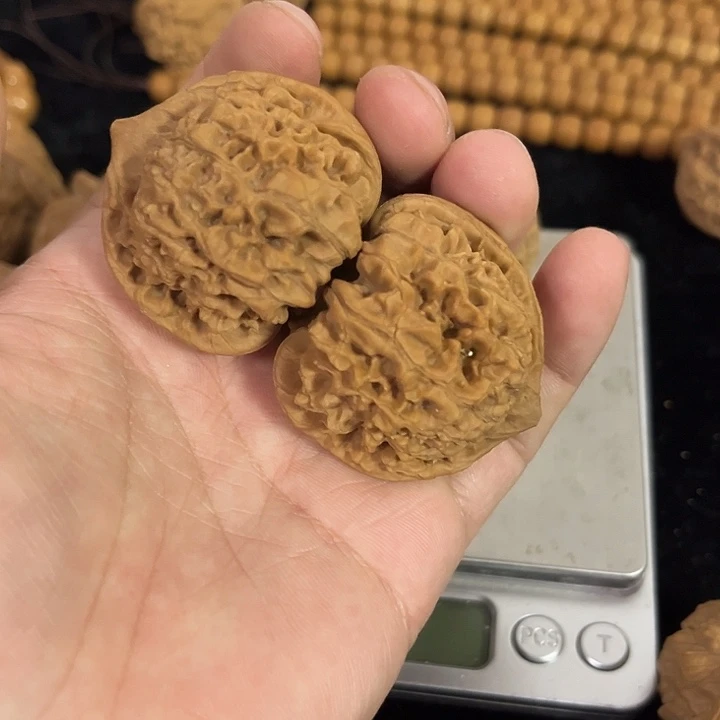 文玩核桃把件41左右微微瑕练手夹板官帽，编号033