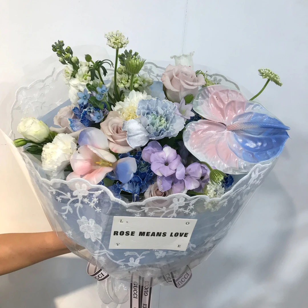 【送人佳品-精灵梦牵】天蓝康 曼塔玫瑰 彩掌 郁金香 小蓝星 洋桔梗 翠珠 紫罗兰（鲜花束）