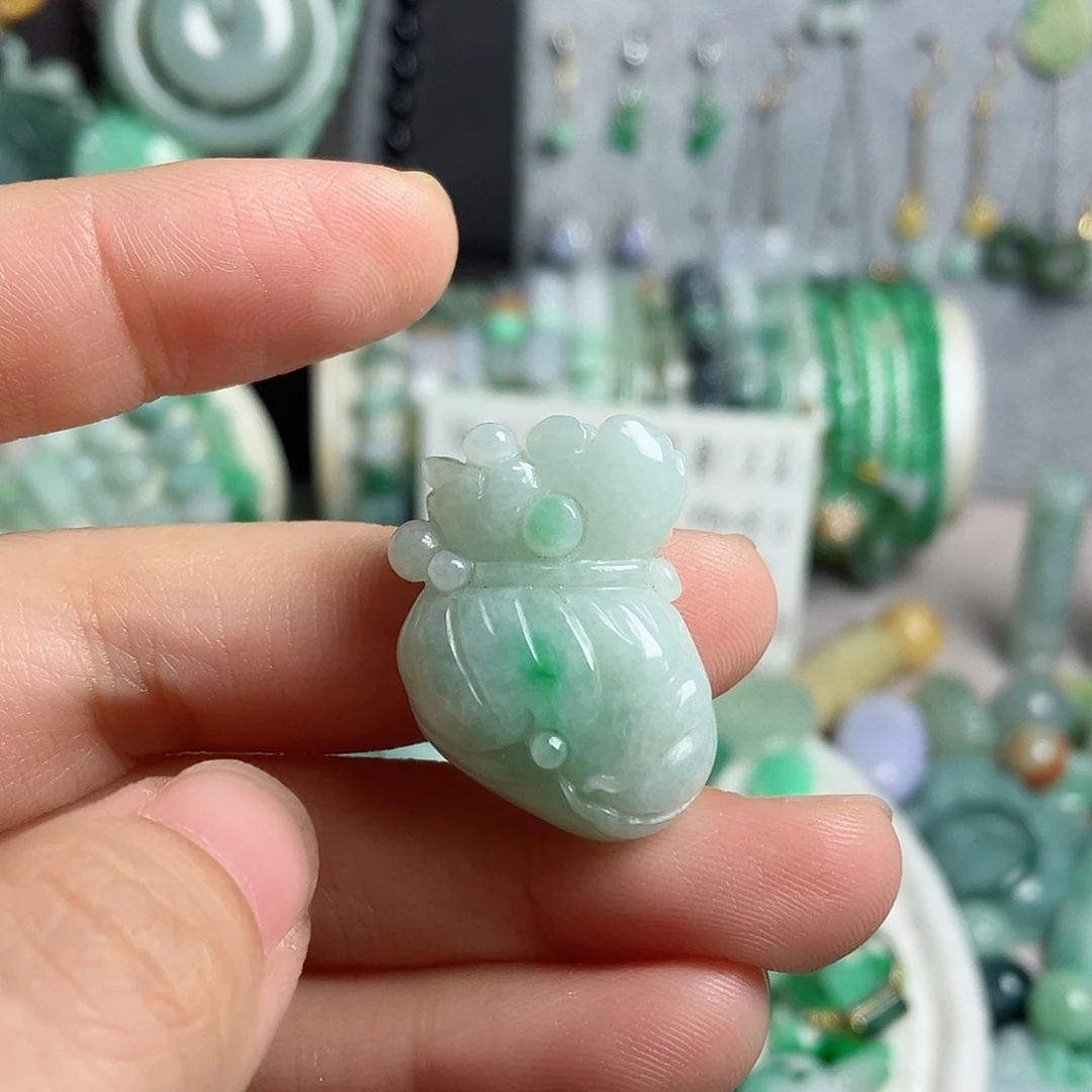 翡翠颈饰未镶嵌钱袋