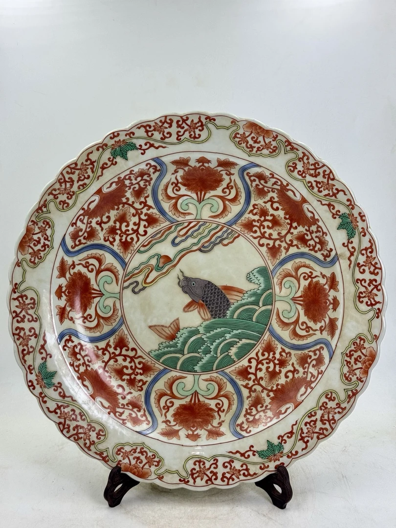 粉彩鱼跃龙门花口大赏盘