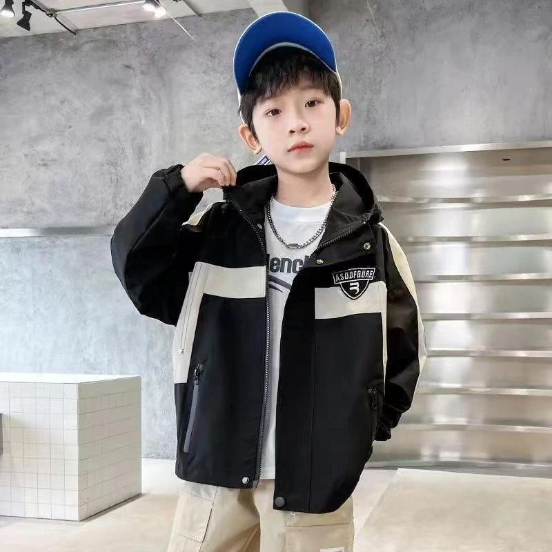 男童春秋款外套2025新款秋季男孩冲锋衣风衣中大儿童炸街连帽拼接