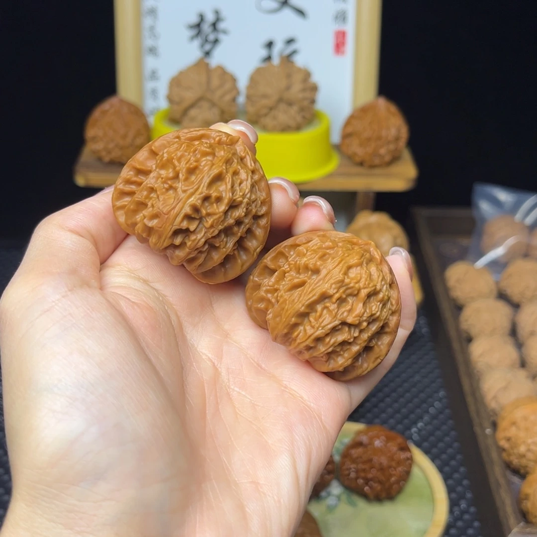 文玩核桃吊坠三角白42打底微微修