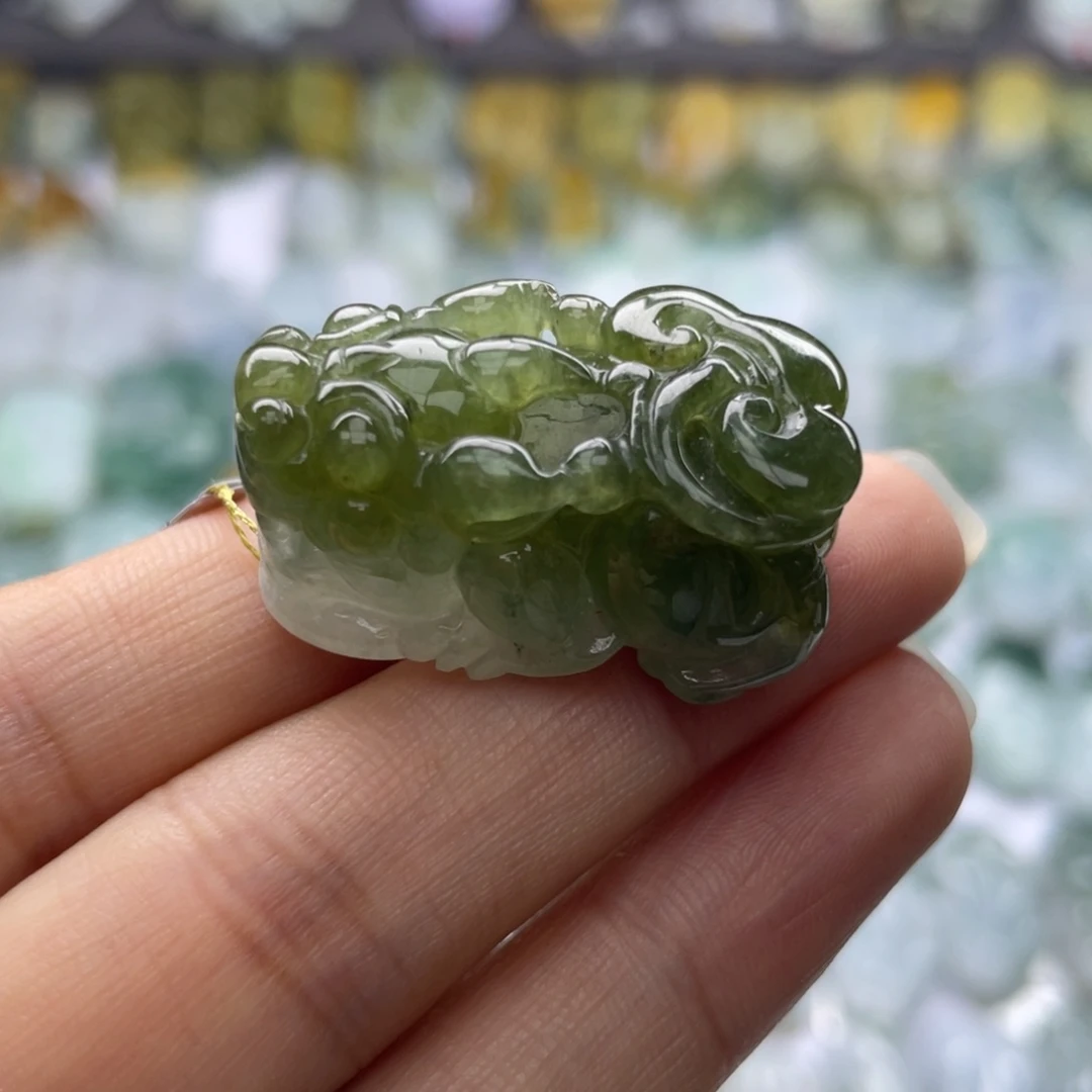 翡翠未镶嵌颈饰貔貅