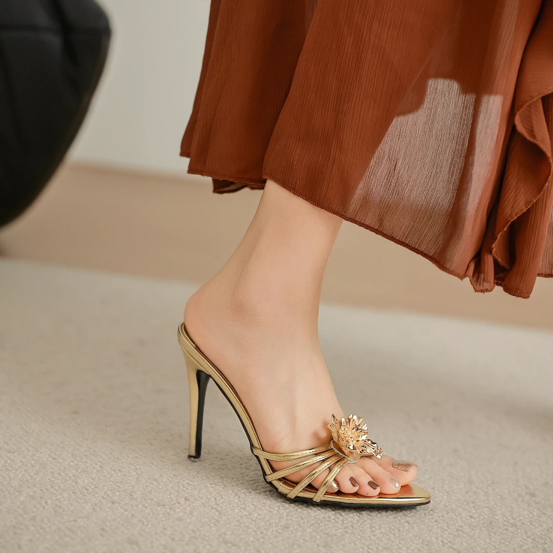 陈小凡 尖头花瓣凉拖女2025年细跟名媛金色一字拖鞋外穿夏高跟鞋