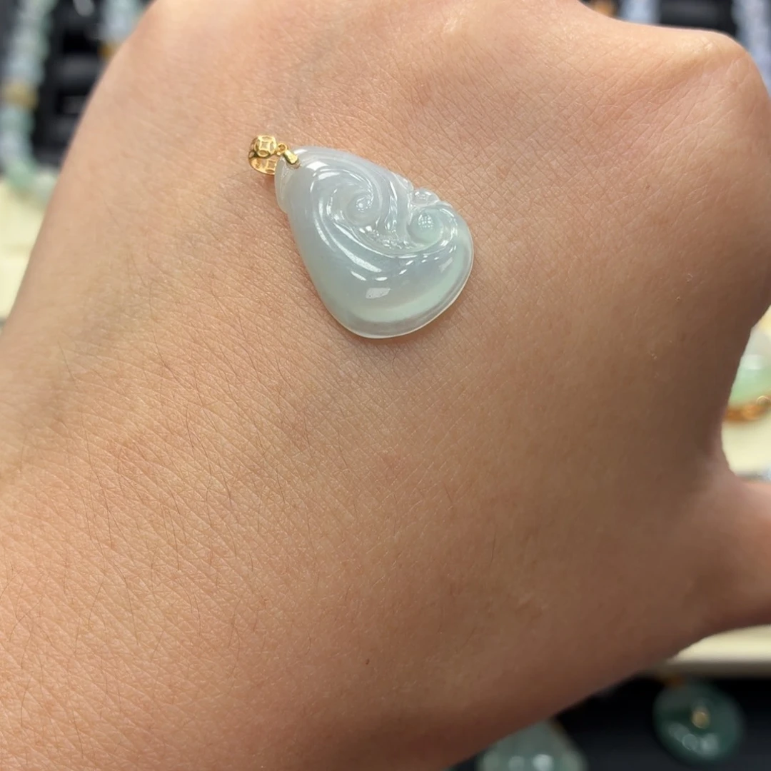 翡翠18K金镶嵌颈饰