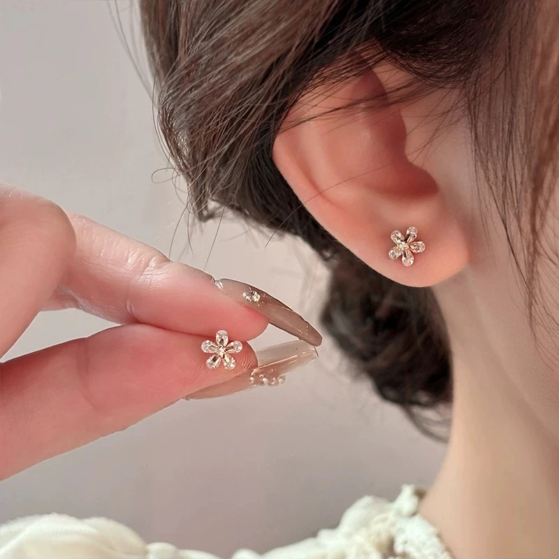 铜合金耳饰 精致花朵耳钉女独特设计轻奢高级感时尚百搭耳饰K1380