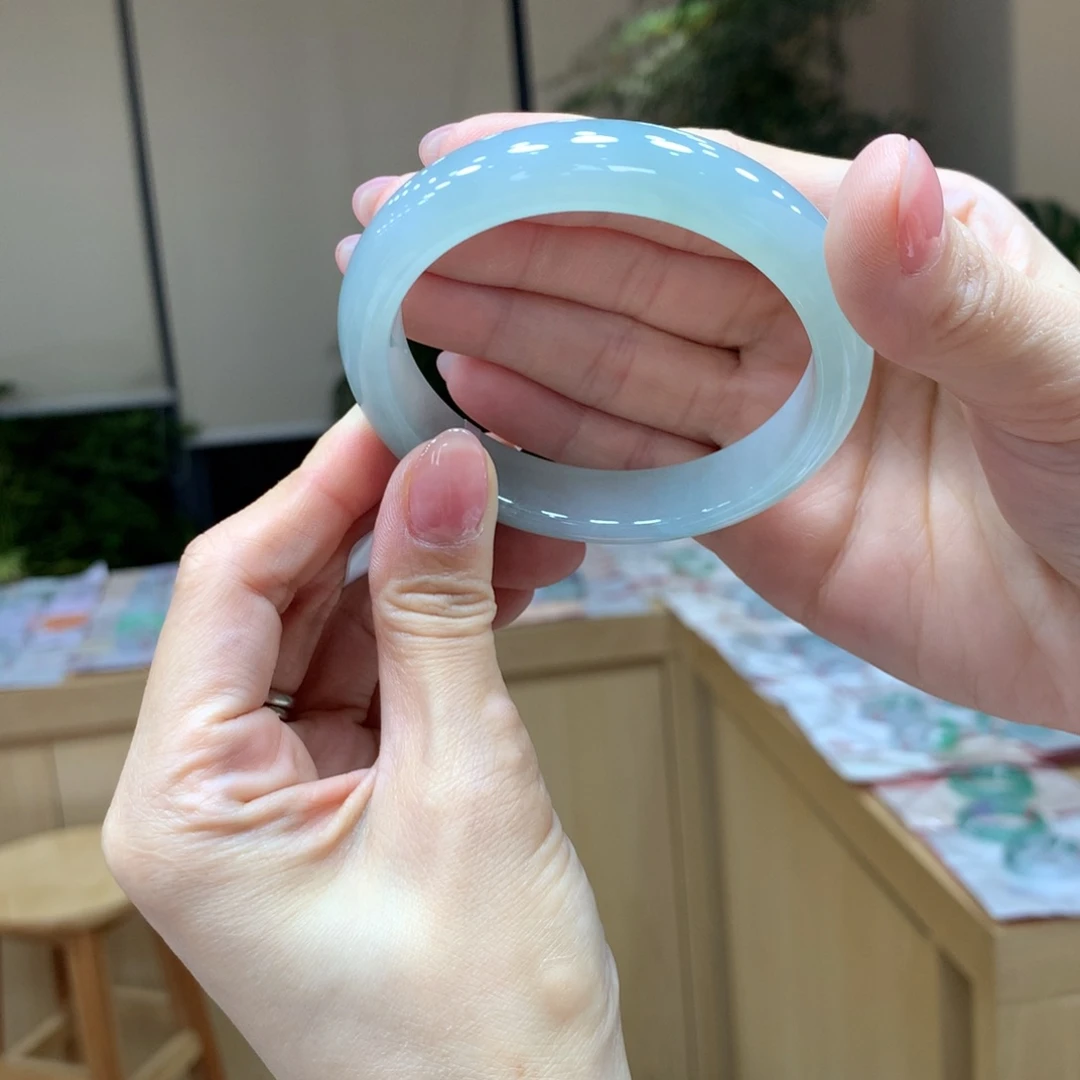 翡翠手镯未镶嵌不退不换