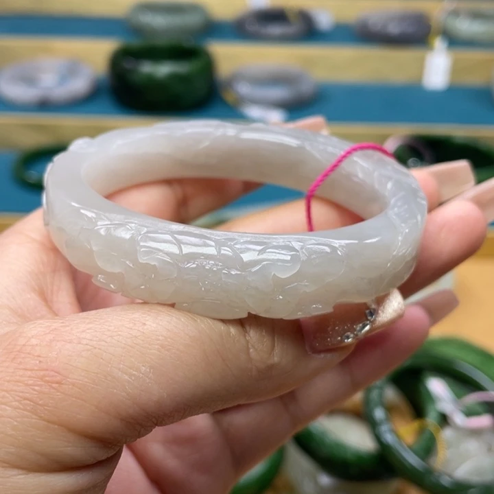 和田玉手镯58圈口。编号99贵妃镯未镶嵌