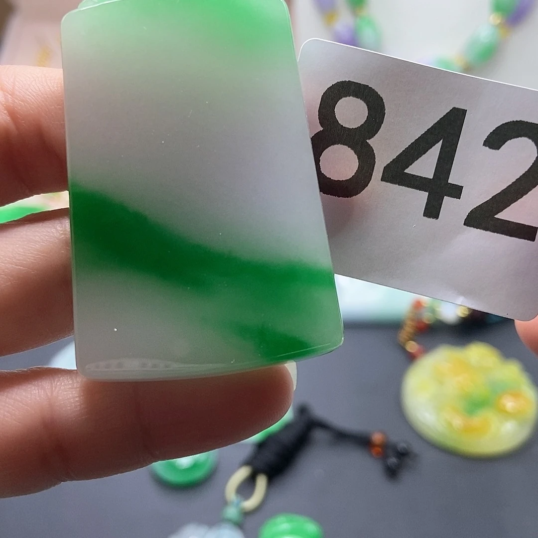 翡翠吊坠(赠链)未镶嵌