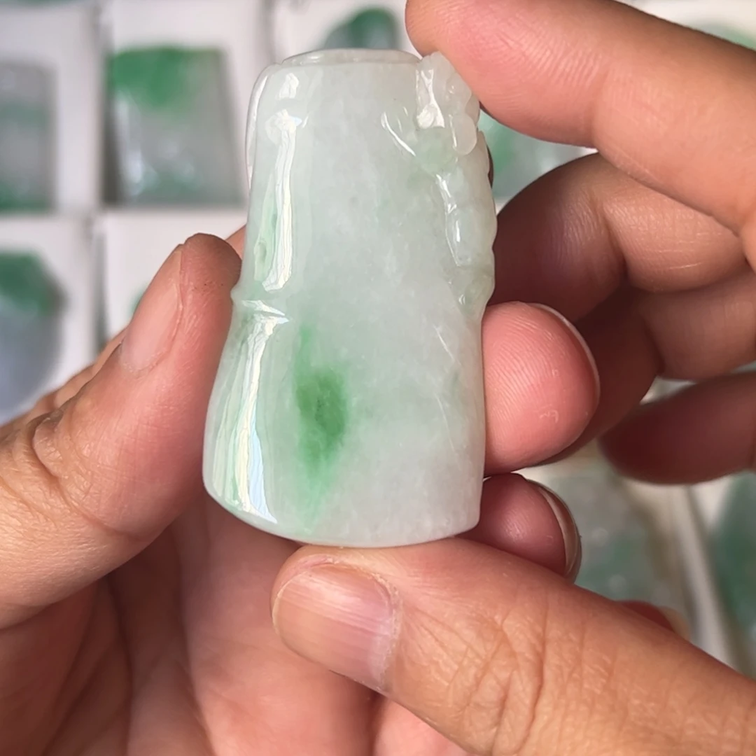 翡翠未镶嵌颈饰竹节