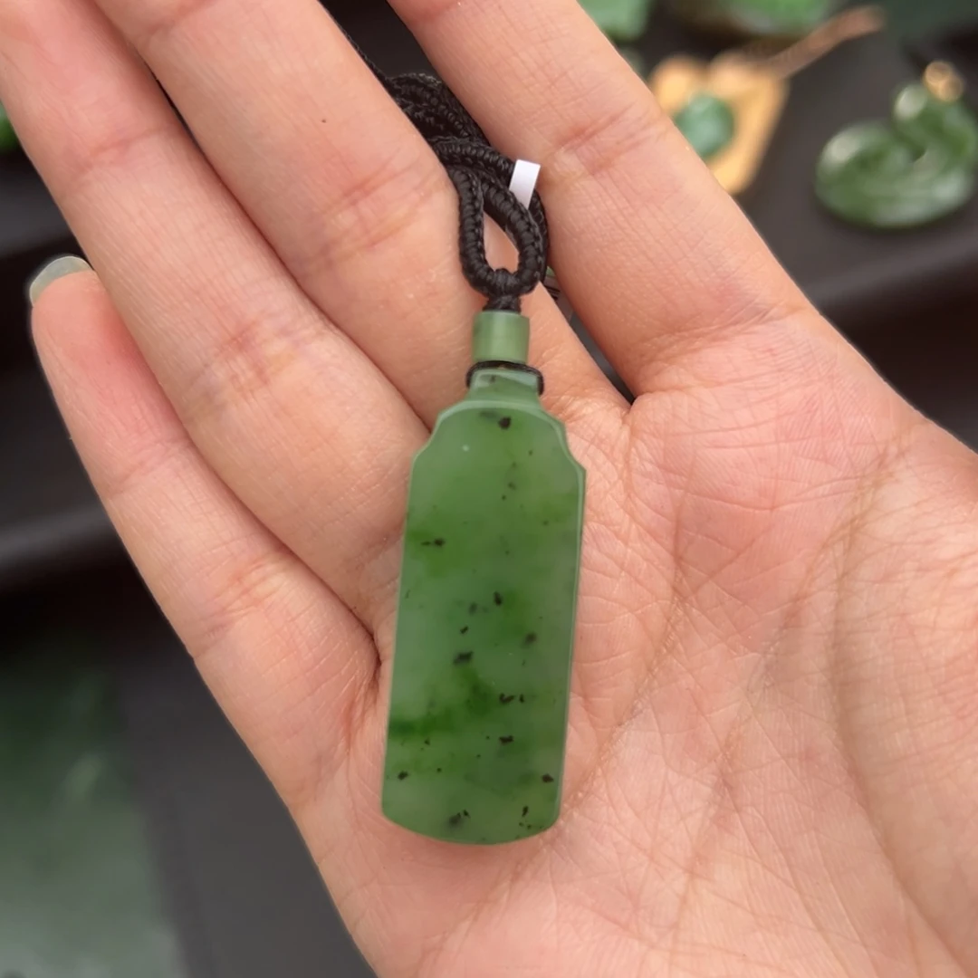 颈饰未镶嵌和田玉（碧玉）