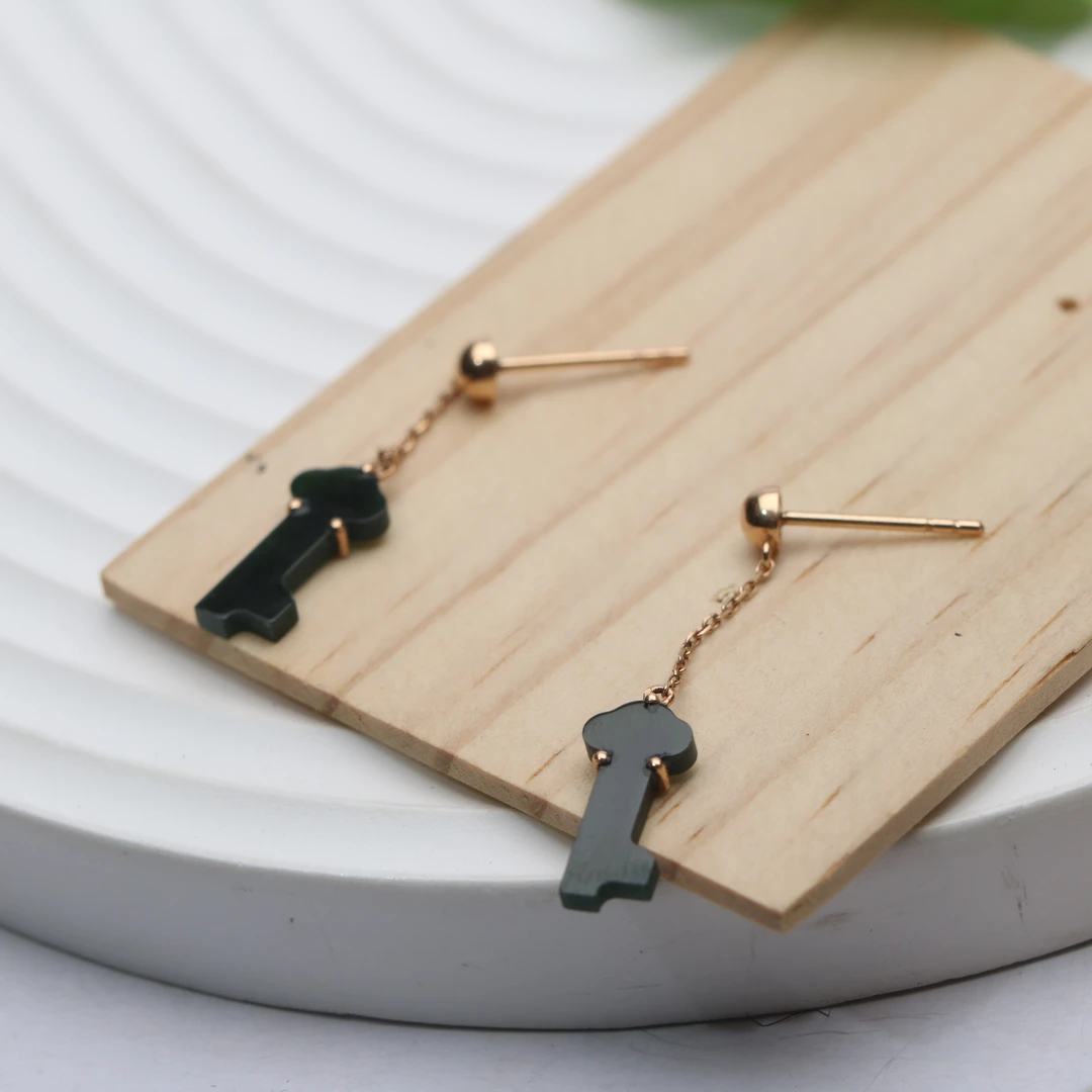 天然缅甸翡翠墨翠耳坠 长：12.7mm宽：5.6mm裸石厚：1.0mm