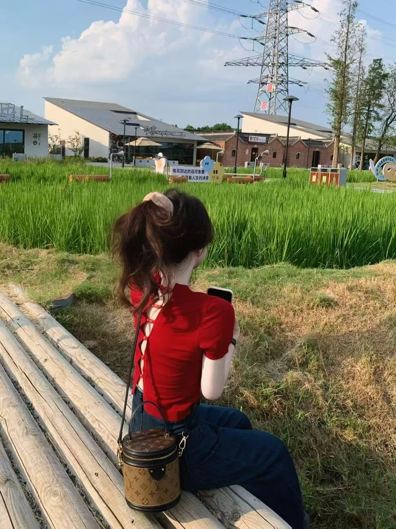 2025秋季新款韩系多巴胺穿搭镂空露背短袖高级感上衣百搭牛仔裤