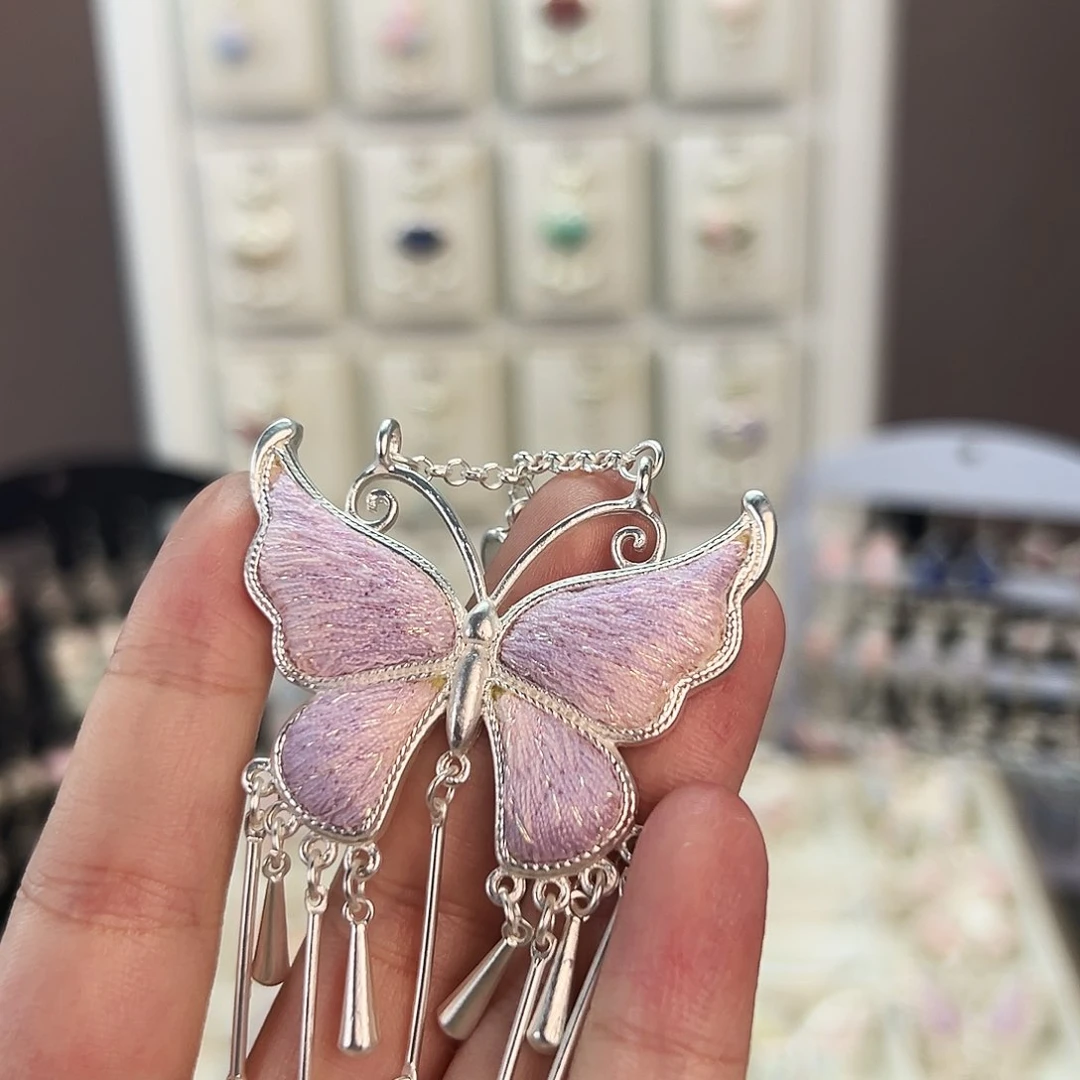 布艺合金蝴蝶吊坠