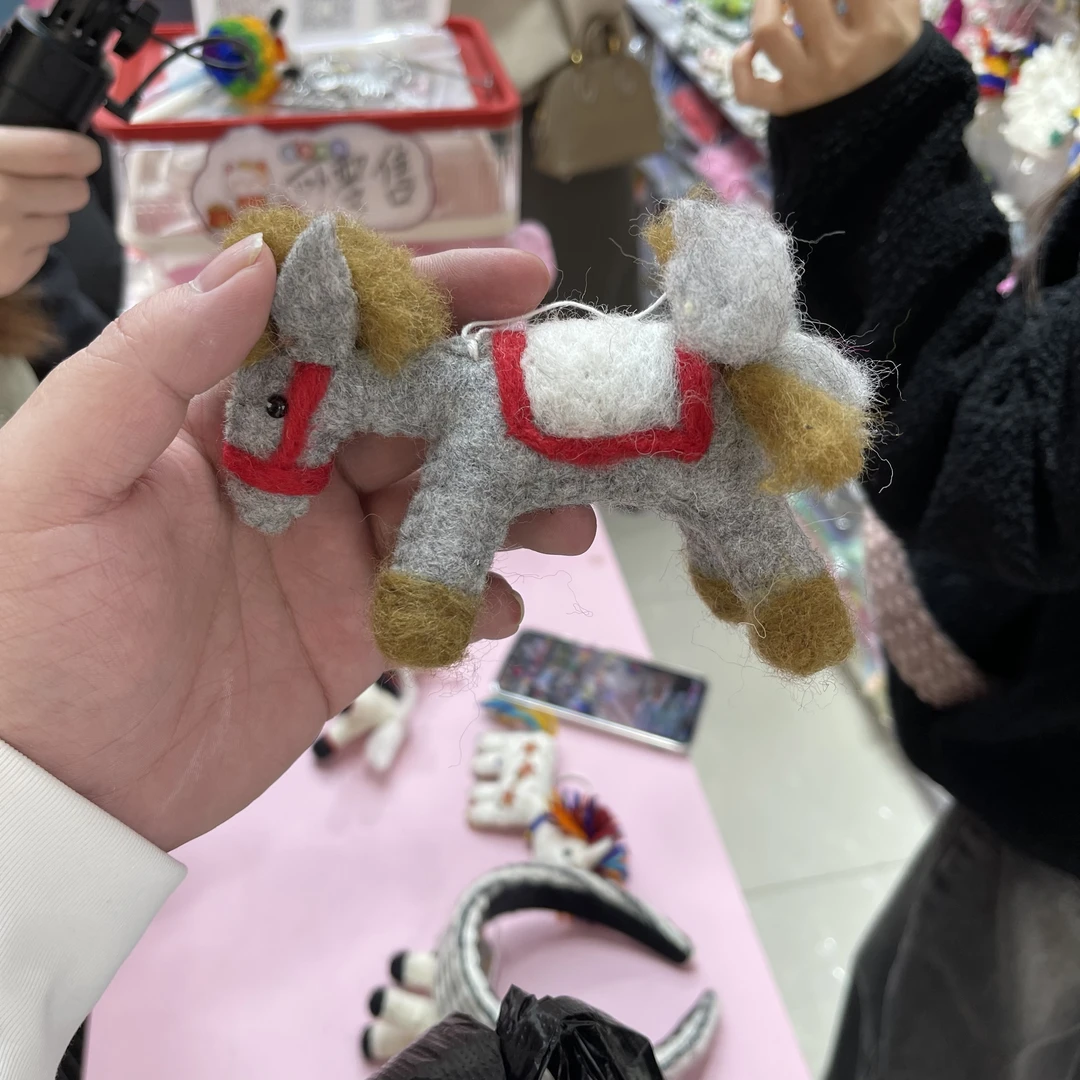 可爱简约风手工羊毛毡小马包包挂件钥匙扣挂饰