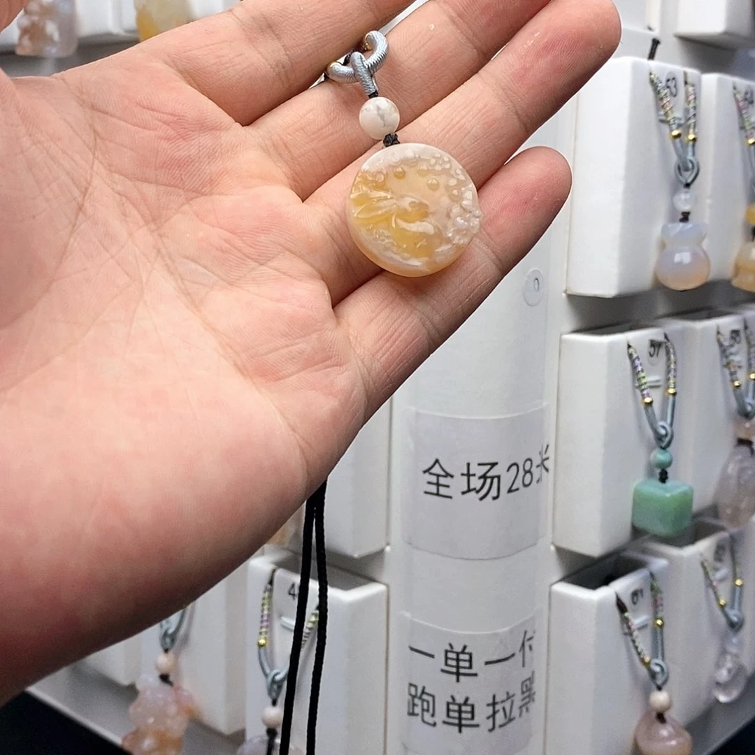 石英质玉吊坠(赠链)未镶嵌S****?