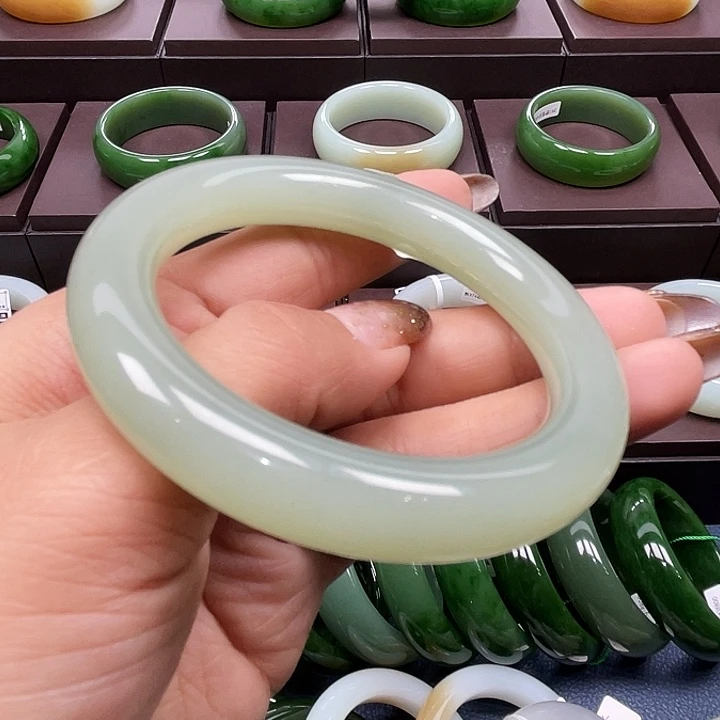 和田玉未镶嵌手镯