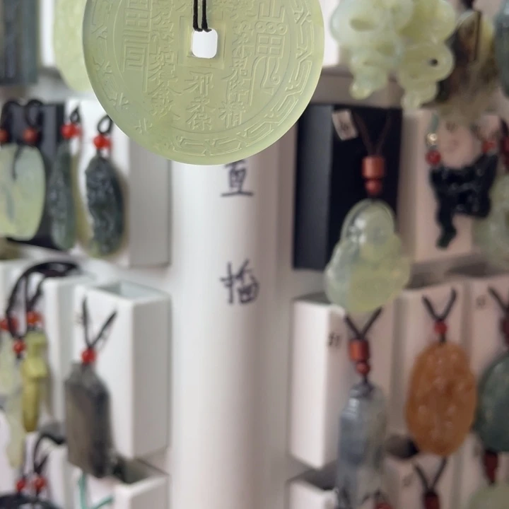 蛇纹石玉颈饰合金遥**人