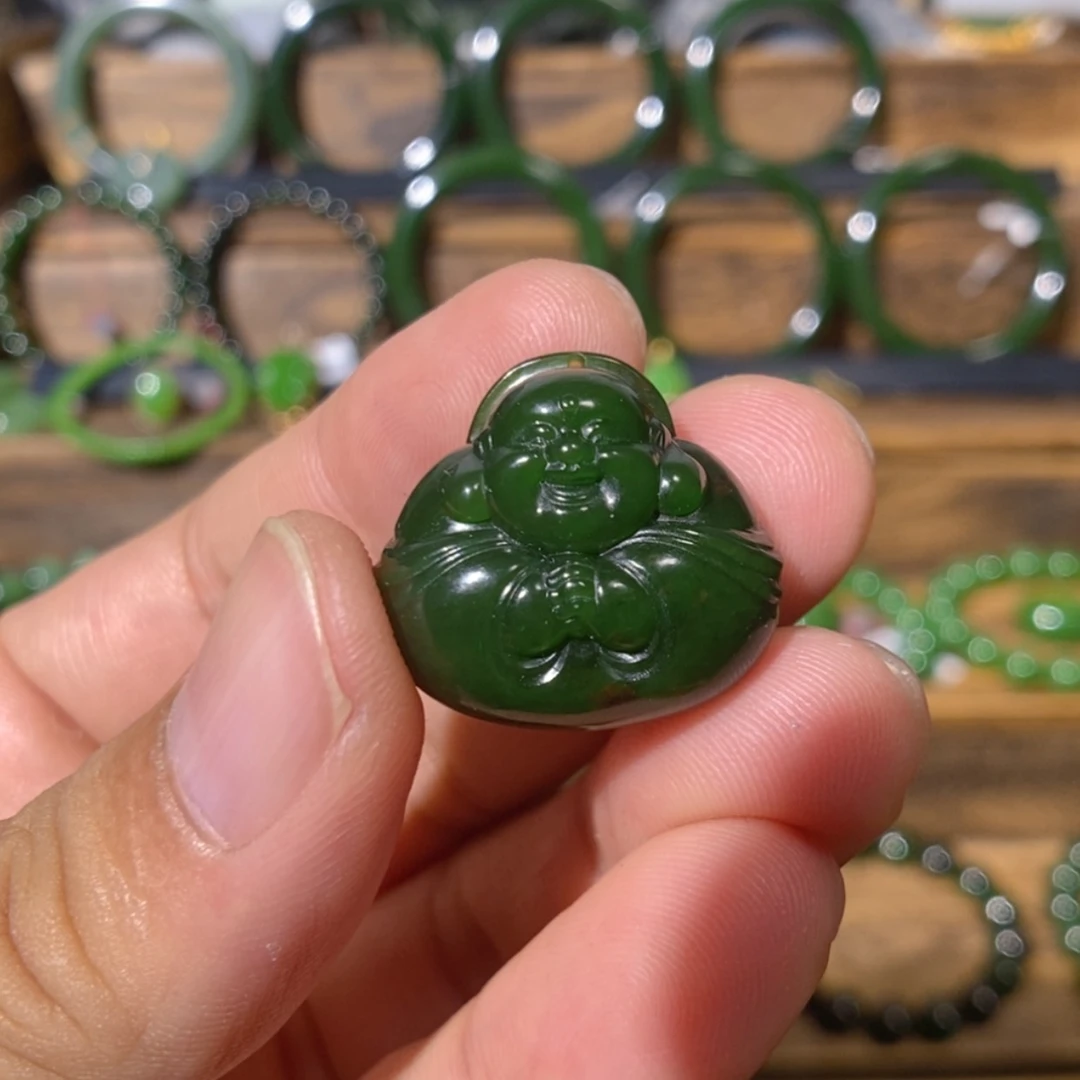 【闪购商品】吊坠(不含链)未镶嵌和田玉俄七红皮菠菜绿抱抱佛