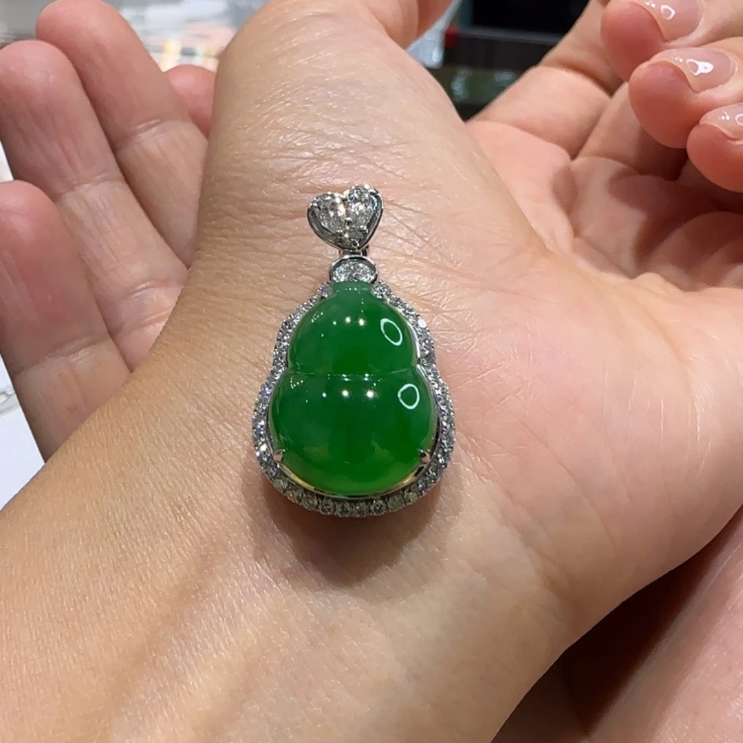 翡翠18K金镶嵌颈饰葫芦