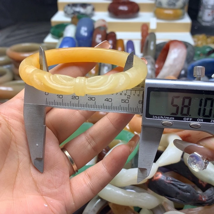 未镶嵌手镯石英质玉