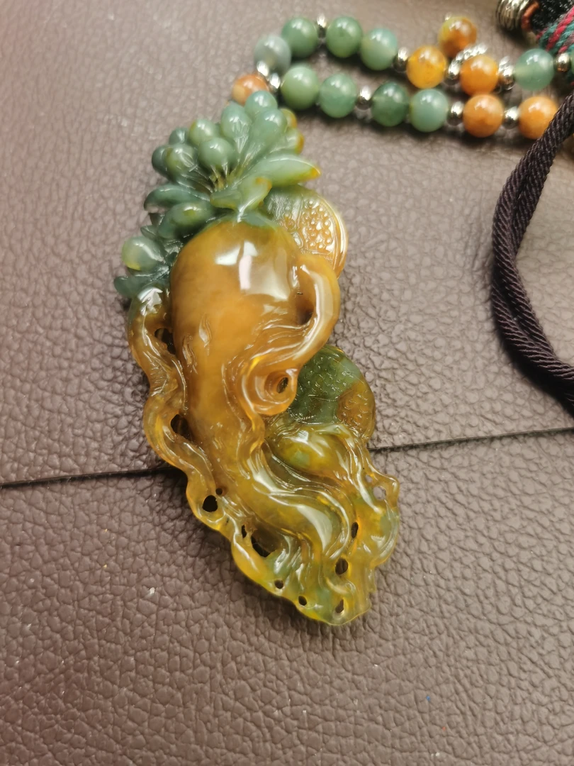 天然岫玉的花玉蓝红人参挂件