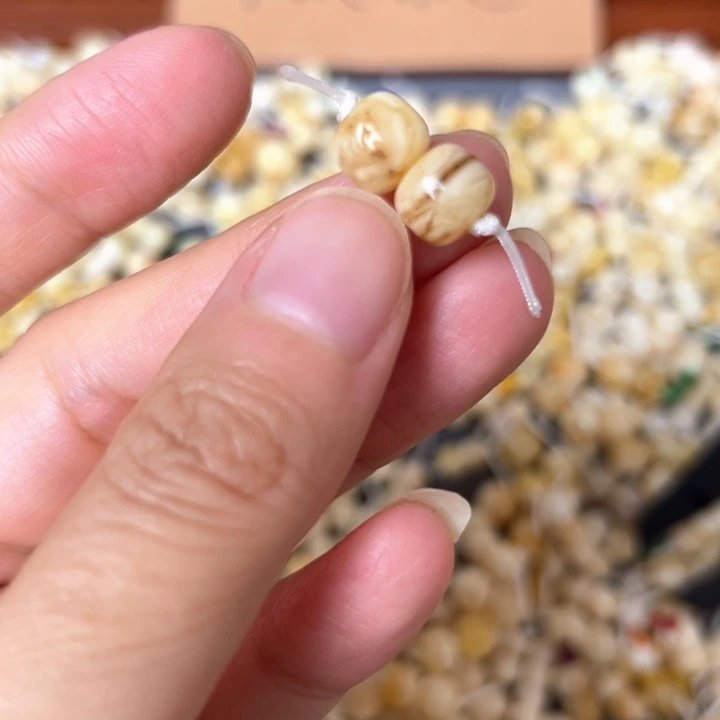 蜜蜡未镶嵌裸石8.1mm一对