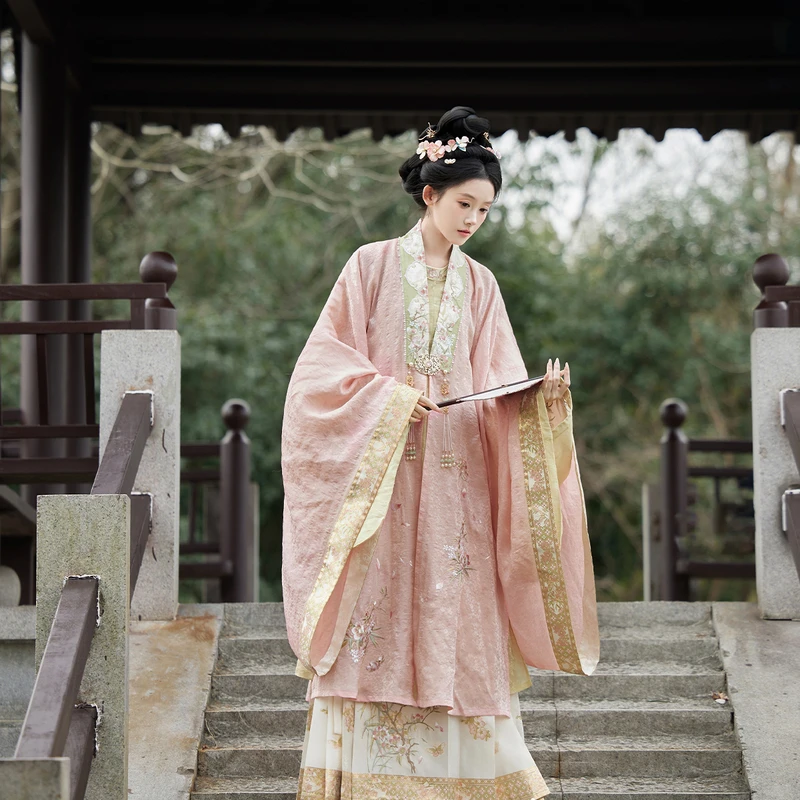 七月夕【椒花颂声x杭州博物馆联名】汉服 绣花明披圆领袍马面裙