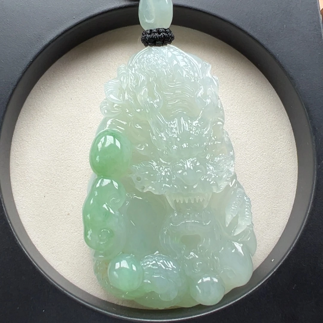 翡翠未镶嵌颈饰龙