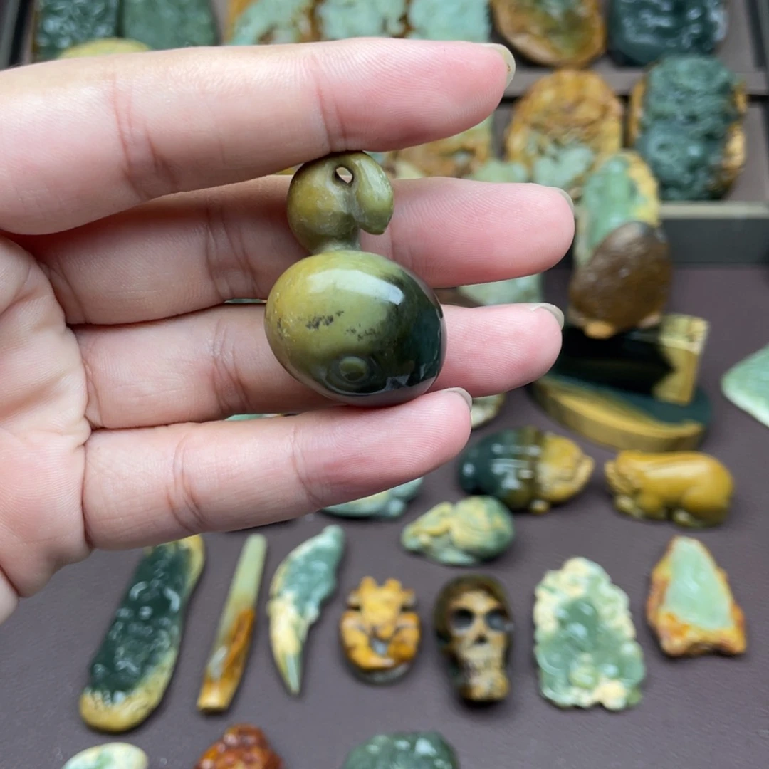 未镶嵌岫岩河磨玉（透闪石质玉）挂件