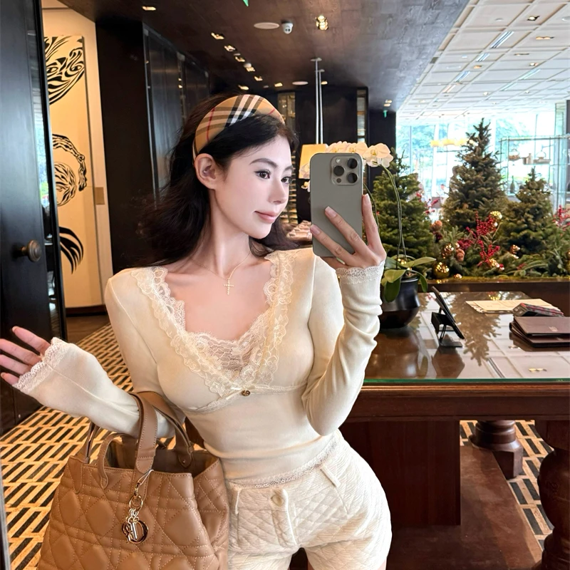 性感辣妹白色低胸V领长袖t恤女秋季气质修身内搭蕾丝打底纯欲上衣