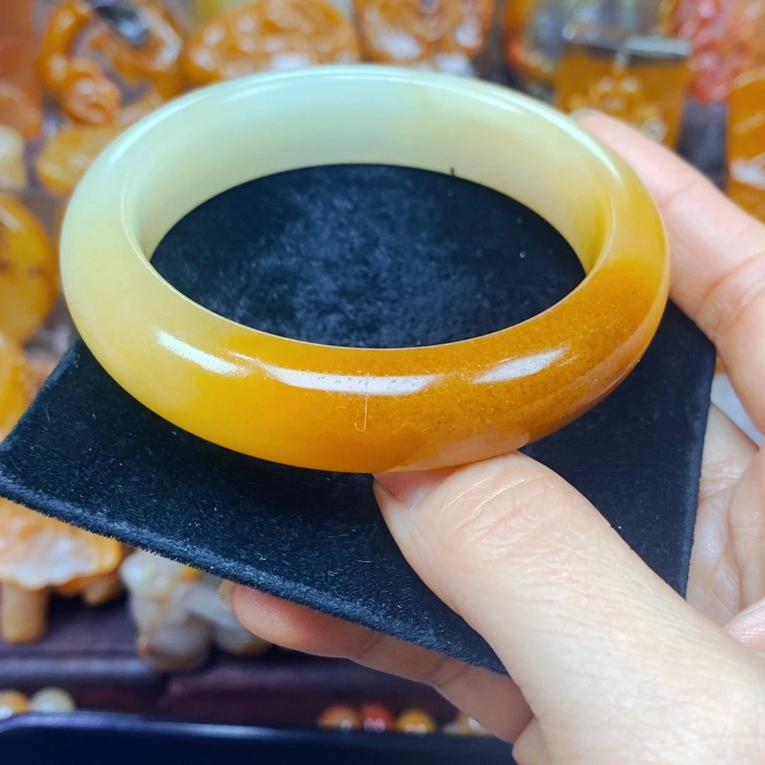 未镶嵌石英质玉（黄龙玉）颈饰