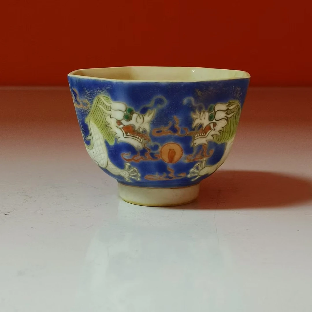 清同治 蓝地粉彩二龙戏珠八棱杯