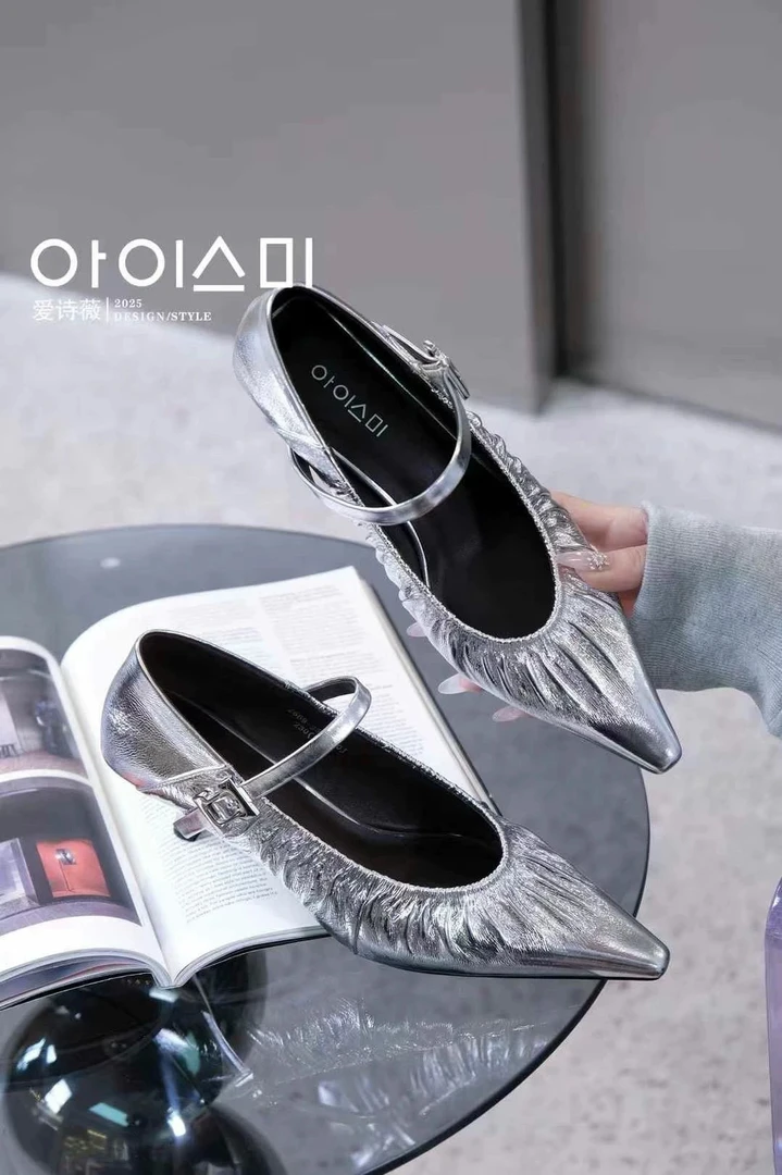 爱诗薇正品2025春夏百褶牛漆皮尖头一字带细跟猫跟法式单鞋高跟鞋